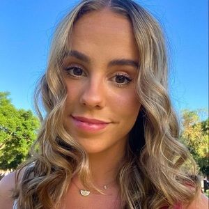 Meet your Posher, Eva